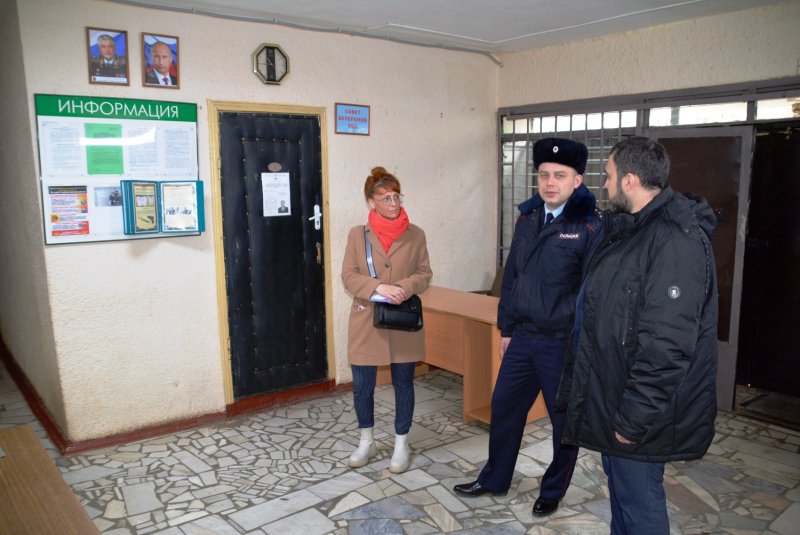 Представители общественности проверили работу полиции в Монастырщине Смоленской области